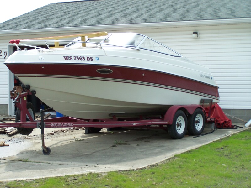 Boats For Sale in Michigan by owner | 1995 FOUR WINNS Sundowner 225 Cuddy Cabin